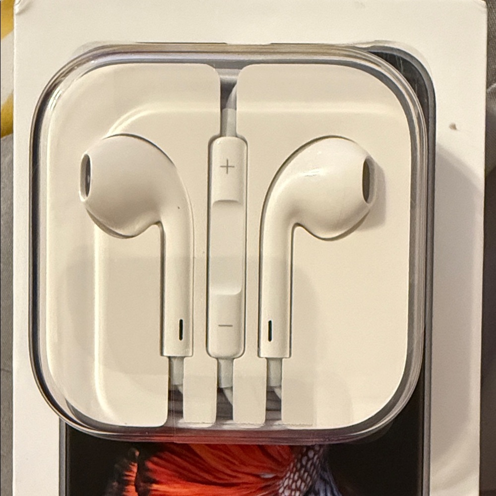 Apple iPhone 6s White Earbuds